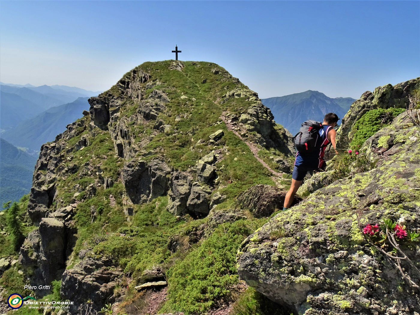 35 Salita con attenzione al torrione del Mincucco con croce (1832 m).JPG